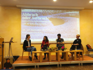 Freitag auf dem Podium (v.l.): Gastgeberin Miriam Meir von der Ev. Akademie Wittenberg, „Wie Gott uns schuf“-Regisseurin Katharina Kühn sowie die Filmprotagonist*innen und #outinchurch-Mitglieder Arturo Blázquez Navarro und Mara Klein Freitag auf dem Podium (v.l.): Gastgeberin Miriam Meir von der Ev. Akademie Wittenberg, „Wie Gott uns schuf“-Regisseurin Katharina Kühn sowie die Filmprotagonist*innen und #outinchurch-Mitglieder Arturo Blázquez Navarro und Mara Klein